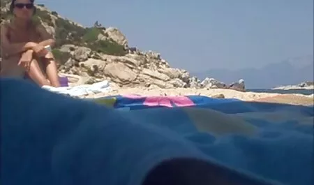 لاغر, لینک سکسی برای تلگرام نشسته بر روی صورت پیرمرد