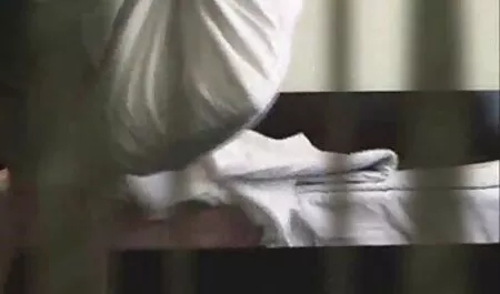 مادر کمک می کند تا کودک خود را تحقق عکس های دختران سکسی بخشیدن به تمایلات جنسی