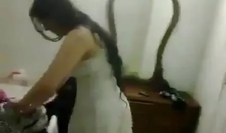 سبزه زرق و برق دار fucks سکس هنرمندان در بیدمشک او در طب مکمل و جایگزین
